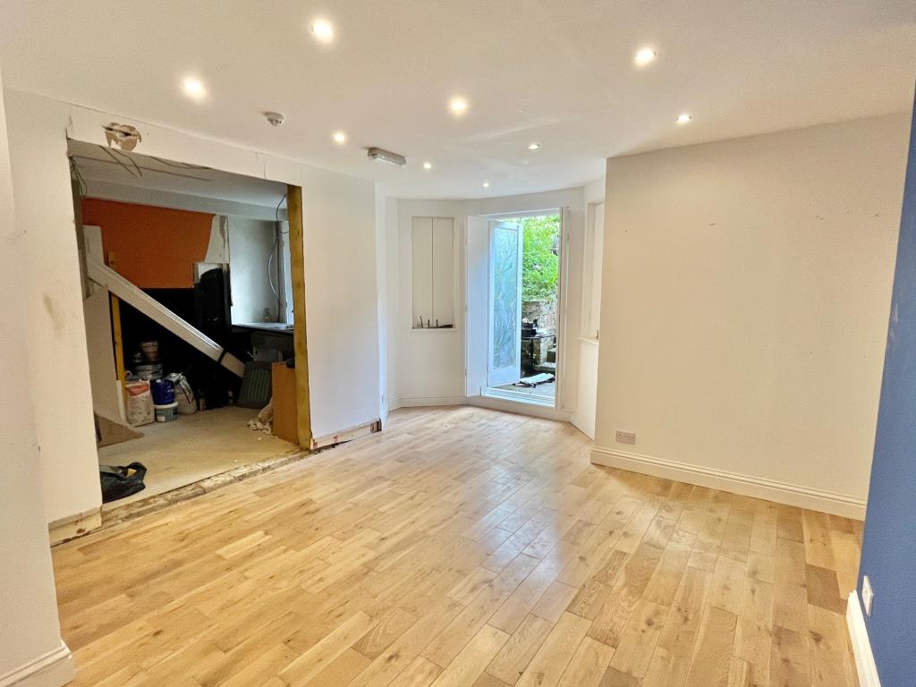 Lot: 36 - FREEHOLD COMMERCIAL AND RESIDENTIAL INVESTMENT IN CENTRAL LOCATION - Room on lower ground floor rear